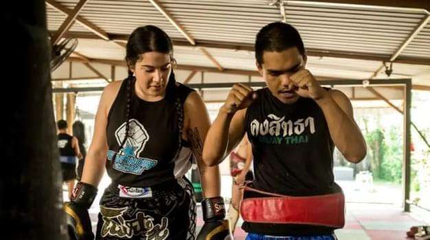 Khongsittha Muay Thaiで初心者がトレーニングする様子