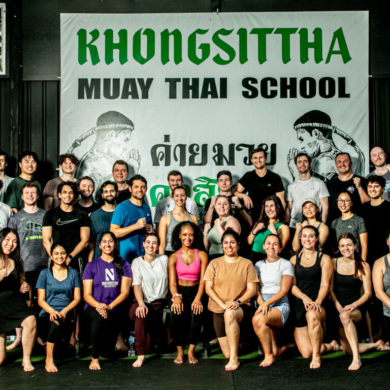 バンコクのKhongsittha Muay Thaiでトレーニングに参加する女性たち