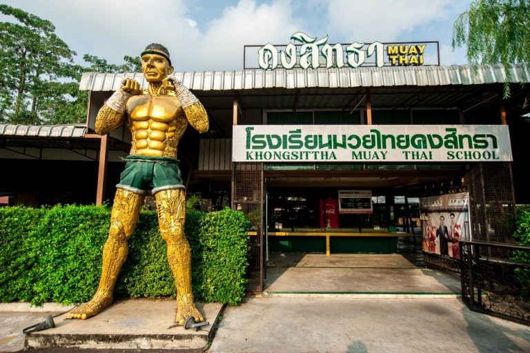 タイ語の看板が掲げられたバンコクのムエタイジム、コンシッタの入口